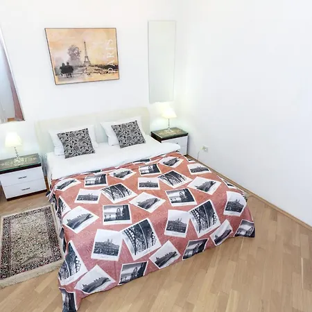 Апартаменти Roomer 31/3 Karl Marx Street 8 *